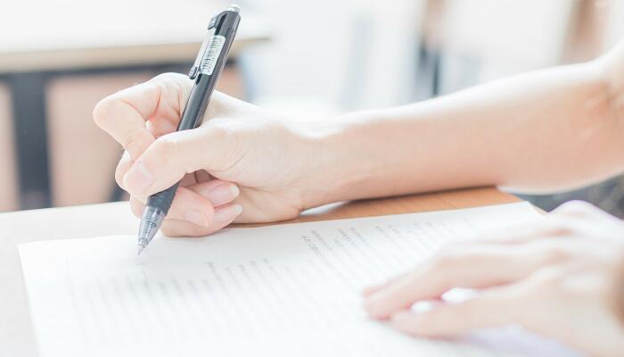 设随机变量X服从参数为λ的泊松分布，且已知E(X-l)(X-2)=1，则λ=(